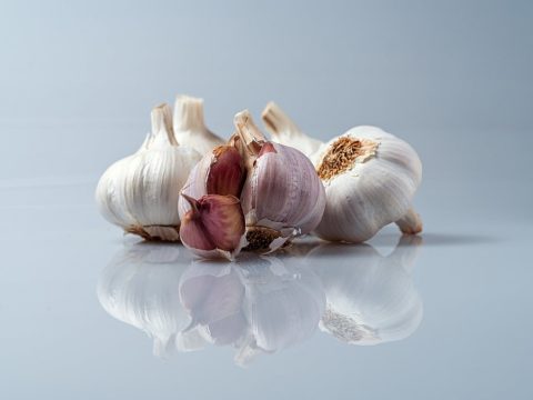 欢迎来龙餐馆电影剧情截图，老掌柜在厨房烹饪，蒸汽弥漫，暖黄灯光下展现餐馆烟火气与家庭温情