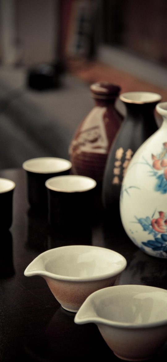 欢迎来龙餐馆电影在线观看 龙餐馆影院 App 首页界面，深绿底色上排列着横向影片卡片与今日推荐横幅，顶部有搜索框和分类标签，霓虹描边点缀